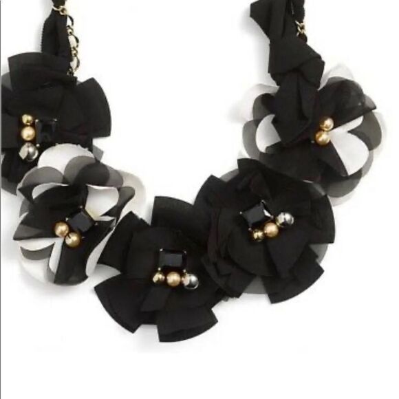 💜 Kate Spade Silk Flowers with Pearl Detail Statement Necklace - Picture 3 of 5